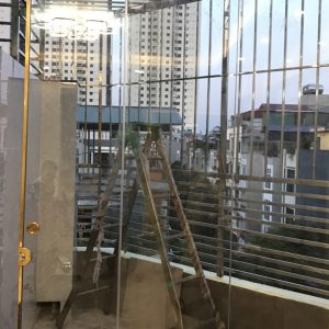 Cửa kính lùa kẹp treo vuông