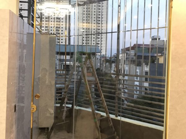 Cửa kính lùa kẹp treo vuông