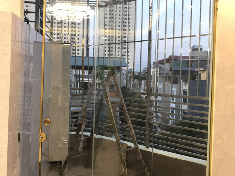 Cửa kính lùa kẹp treo vuông