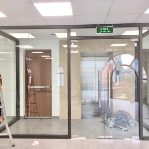 cửa kính thuỷ lực