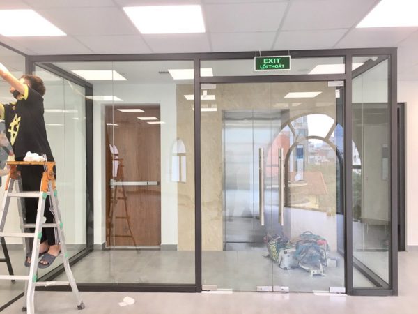 cửa kính thuỷ lực