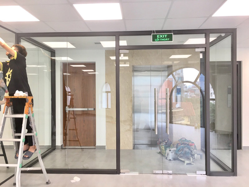 cửa kính thuỷ lực