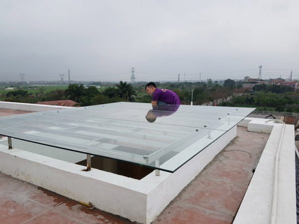 mái kính sân thượng