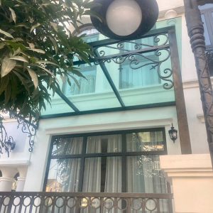 mái kính sân vườn